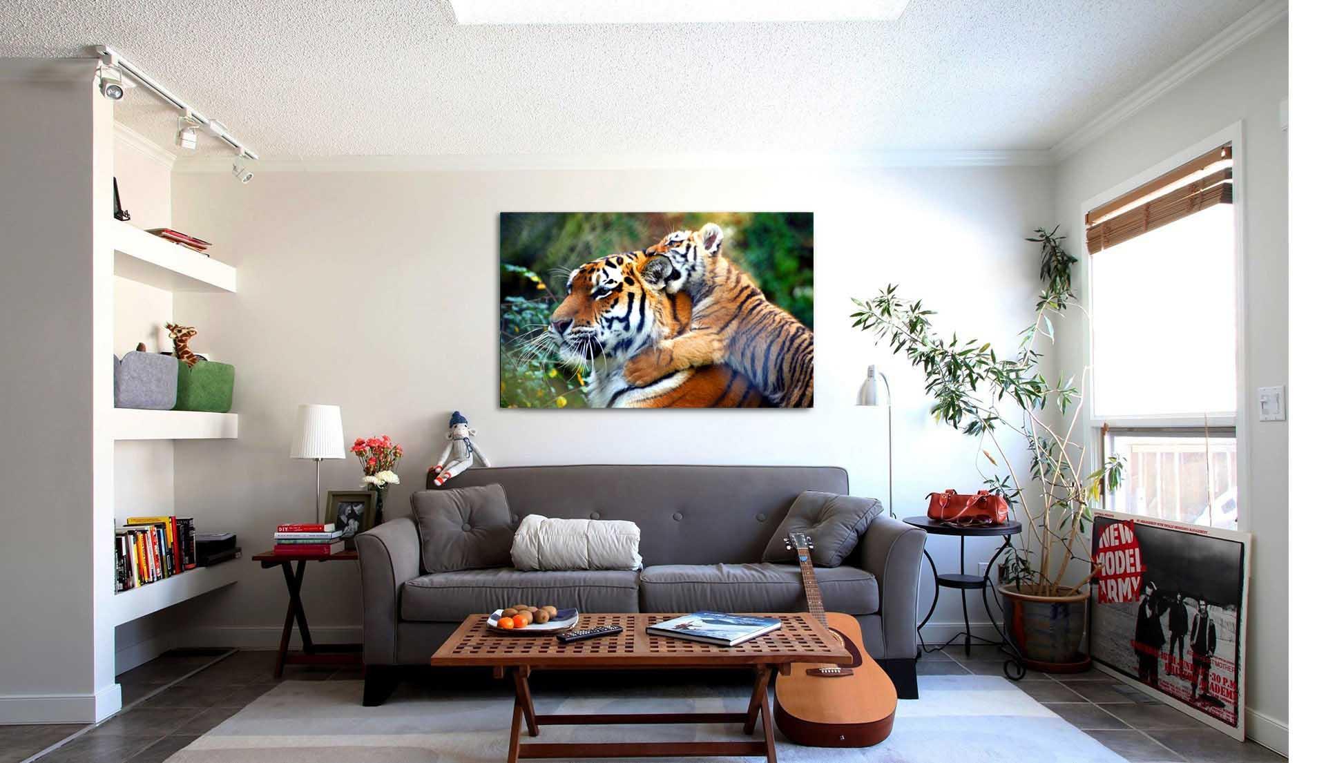 Nuotraukoje - motina tigras ir tigro jauniklis