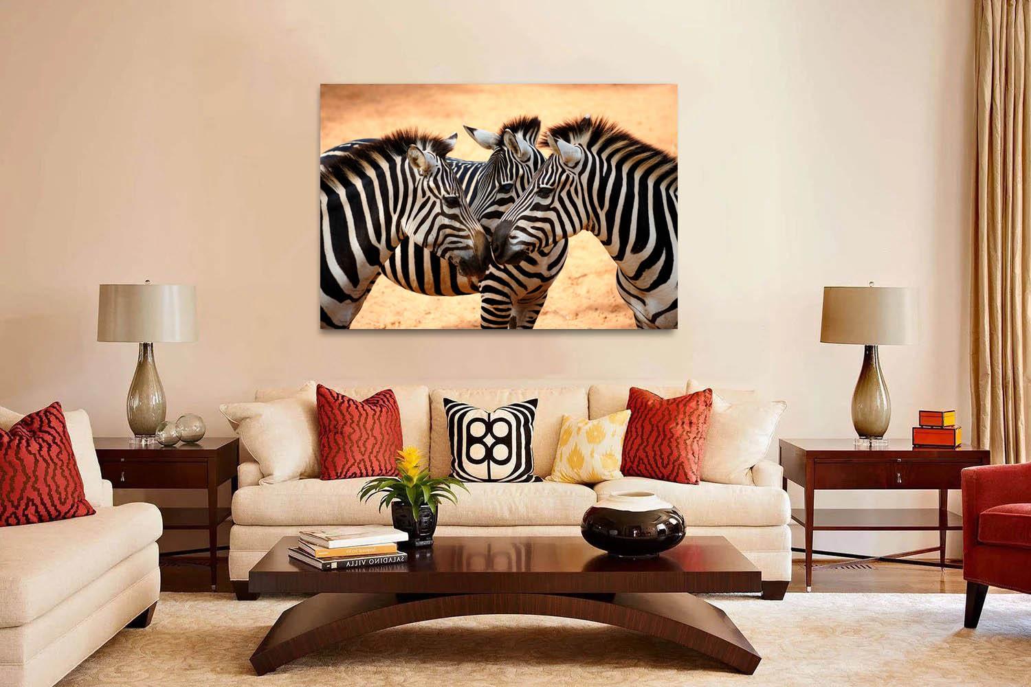 Nuotraukoje – trys zebrai geltoname fone
