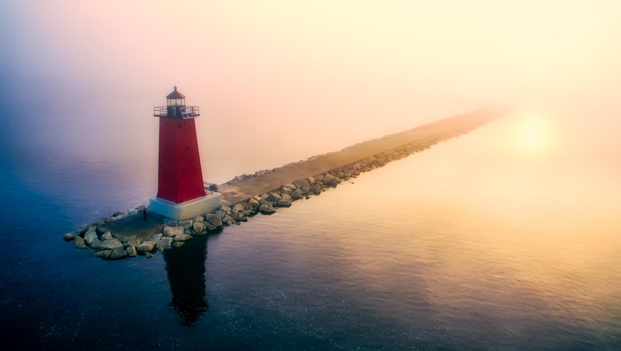 Obrazek Obraz na płótnie fotograficznym - Czerwona latarnia morska na przylądku nad morzem 3