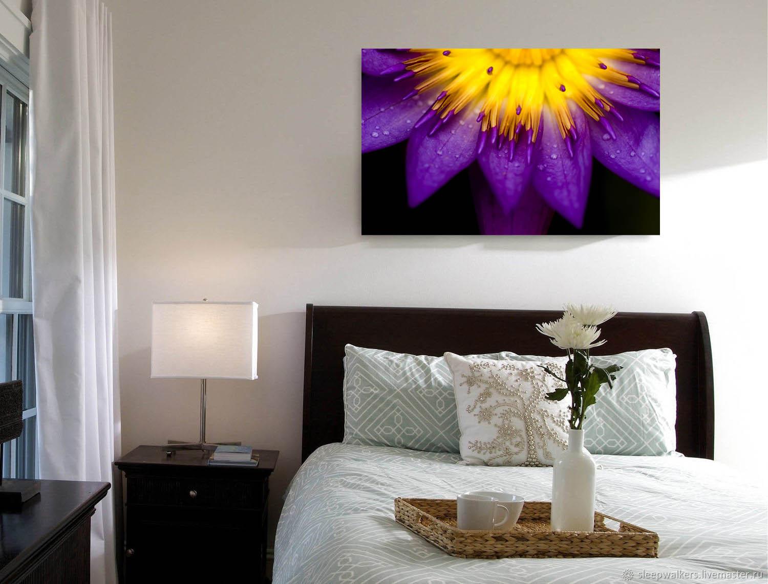 Fotoattēlā - violets zieds