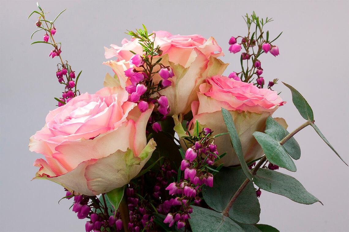 Blumenstrauß mit rosa Rosen