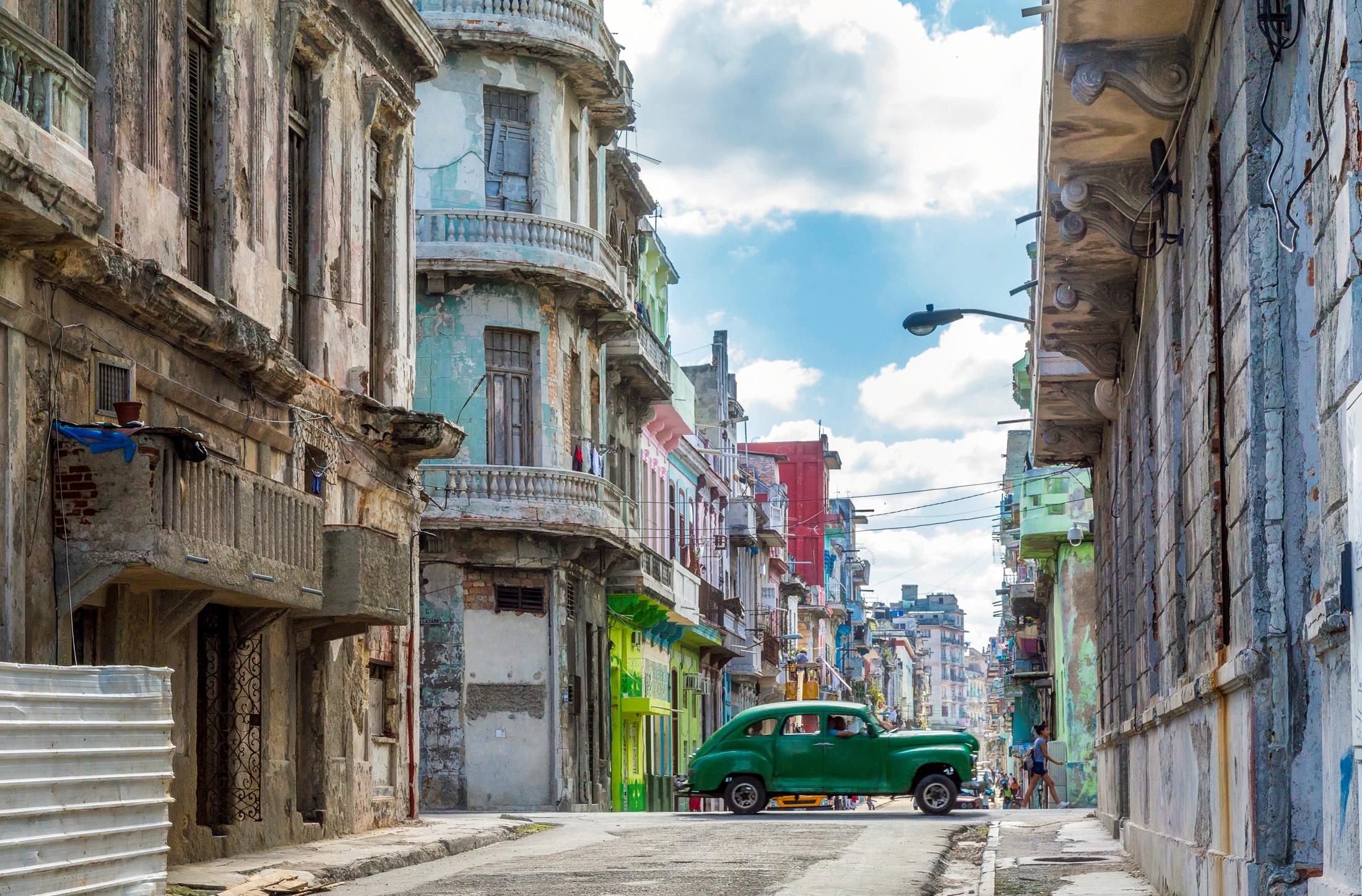 Bilde Foto glezna uz audekla - Skaista un krāsaina Havanas pilsēta 3